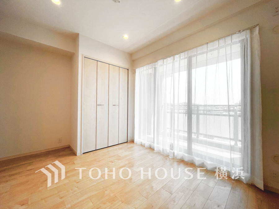 バルコニーに面した明るい洋室。穏やかな陽射しが、ゆったりとした寛ぎの時間を包みます。
