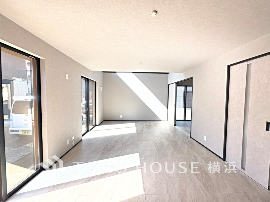 ここにはみんなが集い、食事と楽しい会話が始まる。話に夢中になりすぎて、ついつい時を忘れてしまう。そんな束の間の幸せを感じさせてくれる場所。