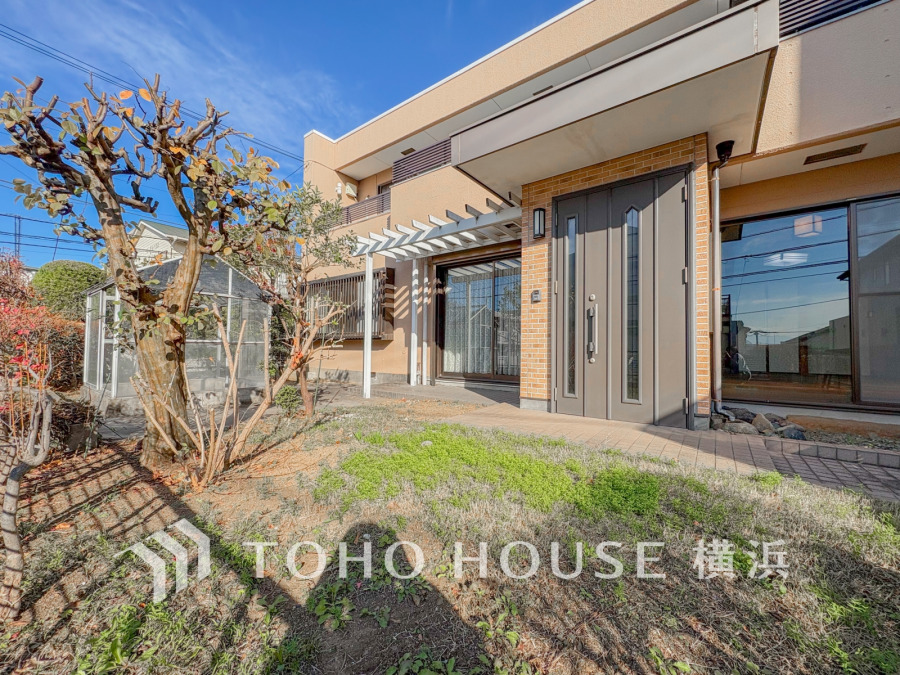 居住者の帰り、訪れる方を優しく迎え、やすらぎに満ちた生活空間を予感させてくれる玄関。健やかな暮らしを楽しめそう。