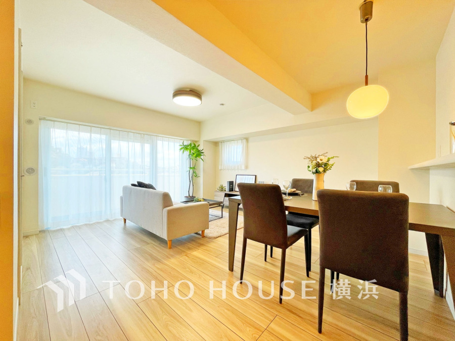 豊かな光が照らすこの場所は、たわいもない会話を楽しみ、ゆったりとした時間を過ごす場所。この場所から、家族の記憶が紡がれるでしょう。