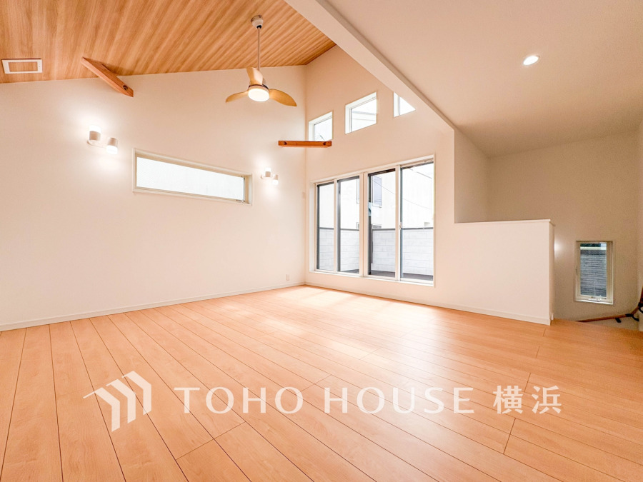 明るく開放的な空間が広がるLDK。室内には豊かな陽光が注ぎ込み、爽やかな住空間を演出。ホームパーティーでもゲストと一緒に料理を楽しみながら楽しい時間を過ごせそう。