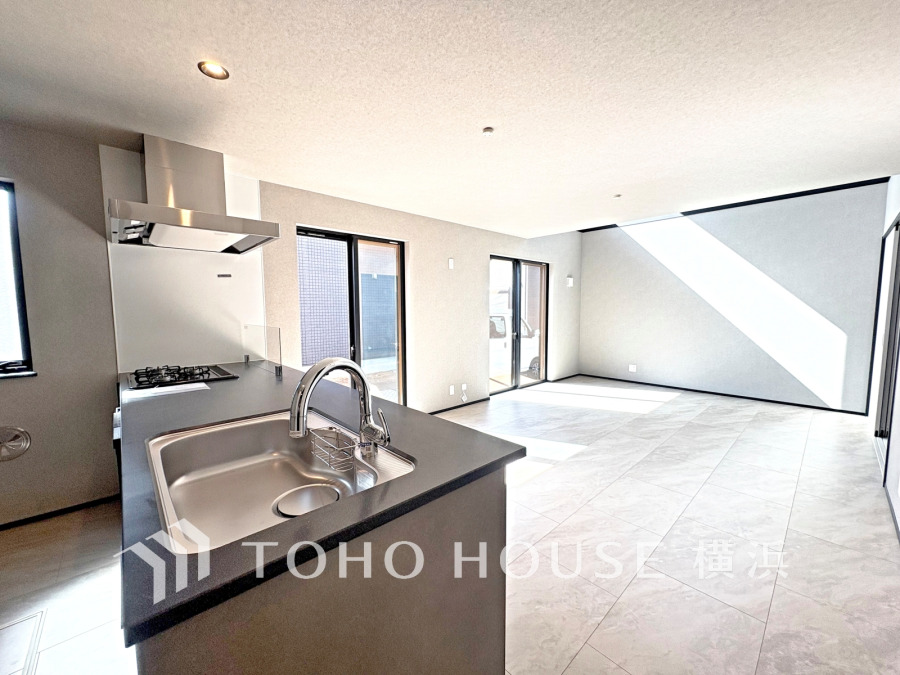 広々としたリビングダイニングは、シックでモダンな内装。落ち着いた雰囲気に包まれて、伸びやかな空間の中で、ゆったりと家族団らんのひとときを過ごせます。