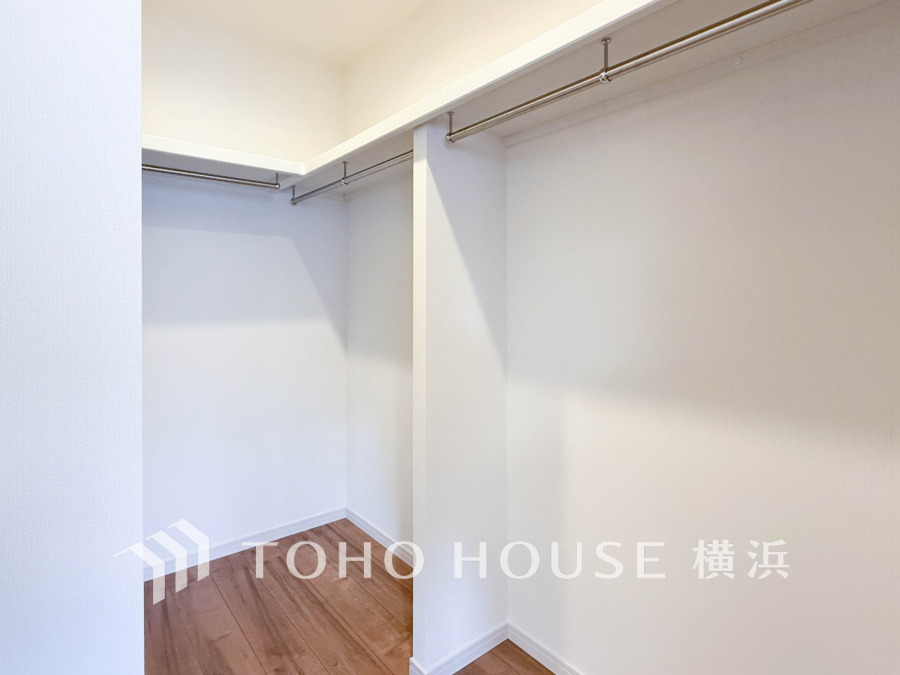 大切な衣類を機能的に収納できるウォークインクロゼット。ゴルフバッグやキャリーバッグなどもすっきりと片付けられます。高い収納率を実現する多彩な収納スペースを確保しました。