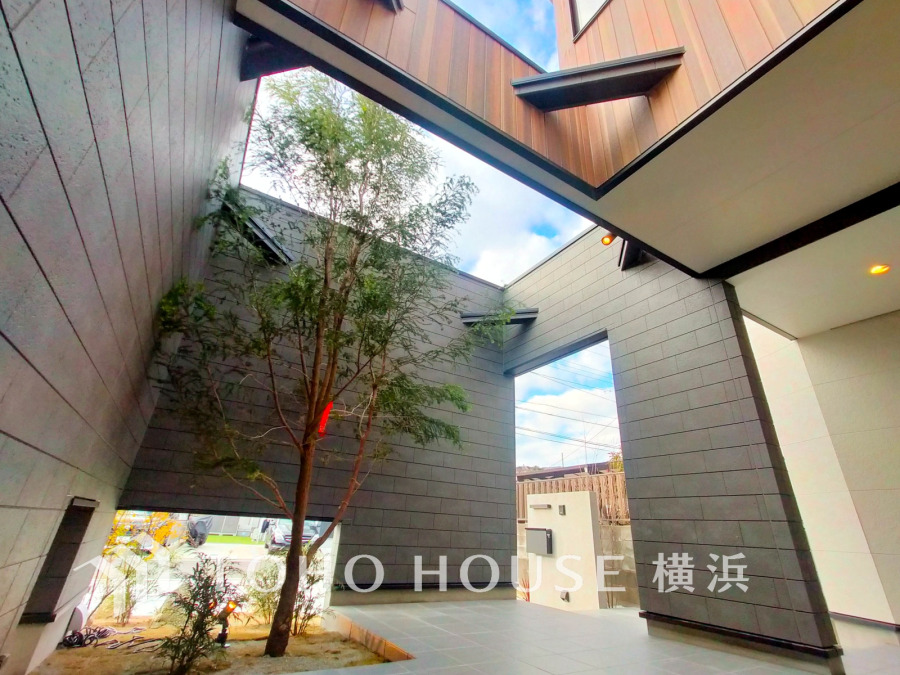 シンボルツリーを愛でる暮らし。プライベート感のあるゆったりとしたポーチ。健やかな毎日をここから。