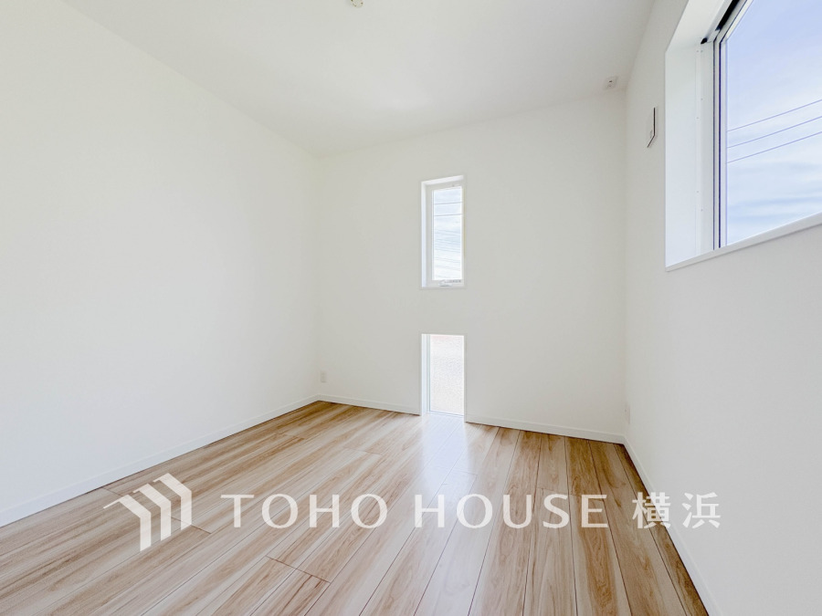 穏やかな風と陽光を導き、プライバシーに配慮された設計プランを採用し、居住性を一段と心地よいものにしています。明るく開放的な空間を演出しております。