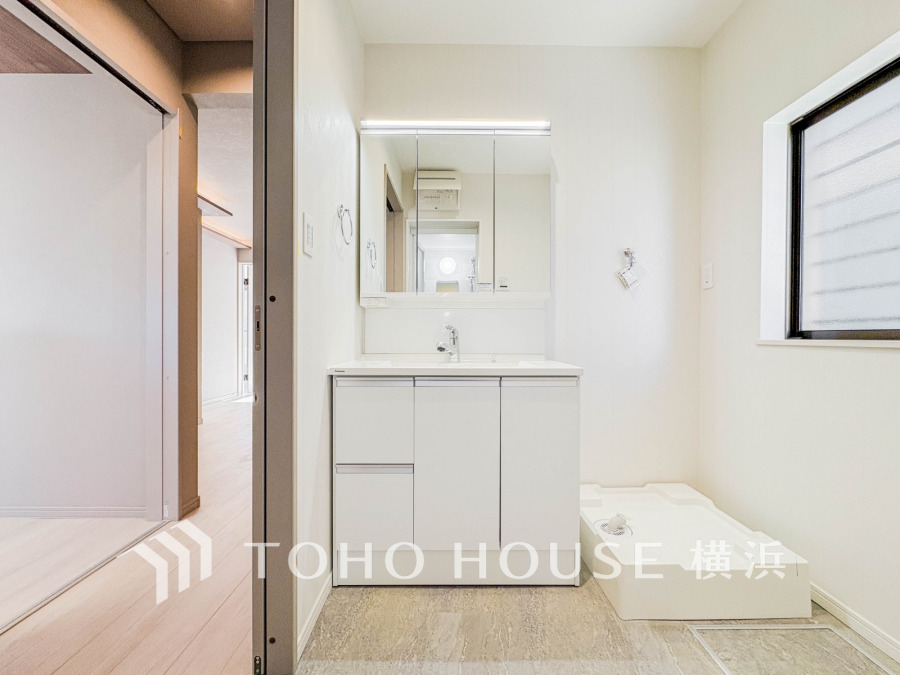 十分な大きさの洗面台は、身だしなみチェックや歯磨きなど、朝の慌ただしい時間でも余裕とゆとりを感じて頂けます。