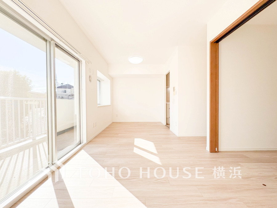 広く取られた窓からたっぷりと光が入る明るい空間。落ち着いた雰囲気に包まれ、伸びやかに、ゆったりと家族団らんの時間を過ごせます。
