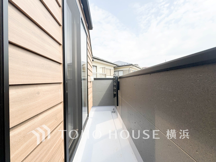 プライバシーに配慮した高い壁で囲まれたバルコニー。日当たり良好で洗濯物も安心して干せます。