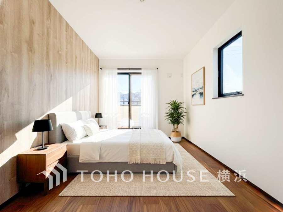 バルコニーに面した明るい洋室。穏やかな陽射しが、ゆったりとした寛ぎの時間を包みます。
