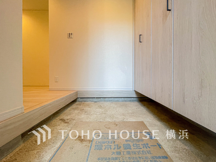 お客様をお迎えする玄関は落ち着いた雰囲気。帰り着くたびに洗練されたテイストの空間に迎えられ誇りと喜びを感じる玄関まわりです。