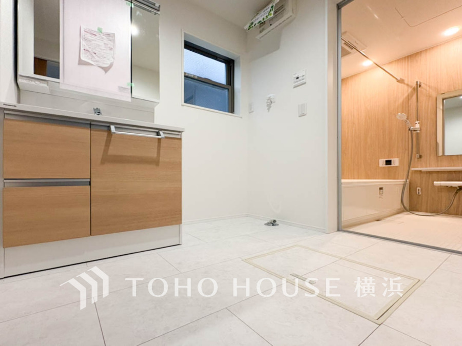 洗練されたデザインの洗面台は、毎日の身支度を快適に。浴室も隣接し、家事動線もスムーズで、忙しい家族の朝をサポートします。