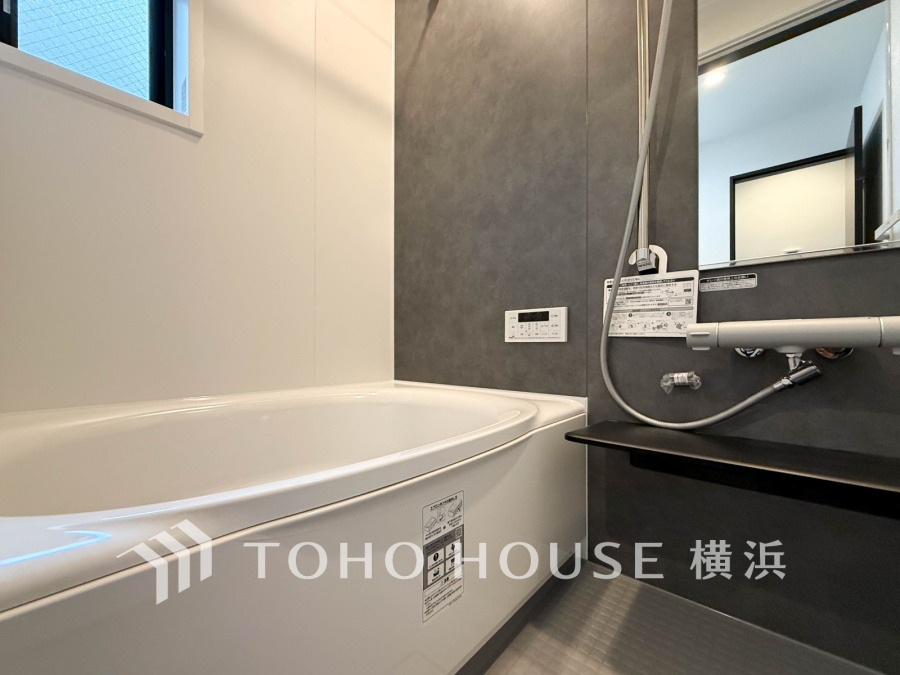 1日の疲れを癒すバスルームは、心地よいリラックスを叶える清潔感溢れる美しい空間です。心からゆったりと寛いでいただけるよう、ゆとりのスペースを確保してます。