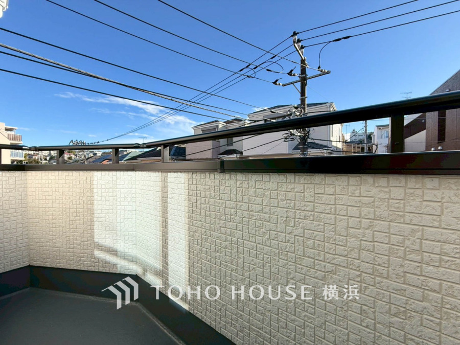 たっぷりの陽光が差し込むバルコニー。健やかな暮らしを守る太陽の恵みを存分に享受できます。爽やかな風と暖かな陽射しが紡ぐハーモニーが日々の暮らしのBGMになることでしょう。