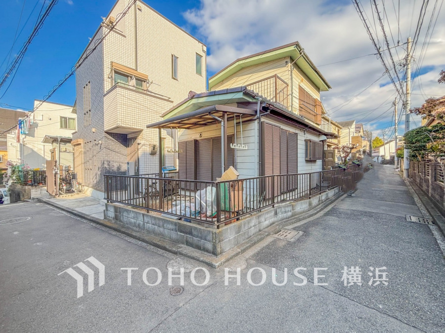 現在古家があります。南と西を道路に接する開放感ある立地。豊かな陽光と開放感を存分に享受するお住まいに。（2025年11月撮影）