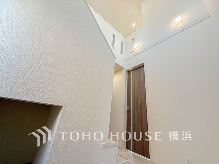 居住者の帰り、訪れる方を優しく迎え、やすらぎに満ちた生活空間を予感させる。健やかな暮らしを楽しめそう。