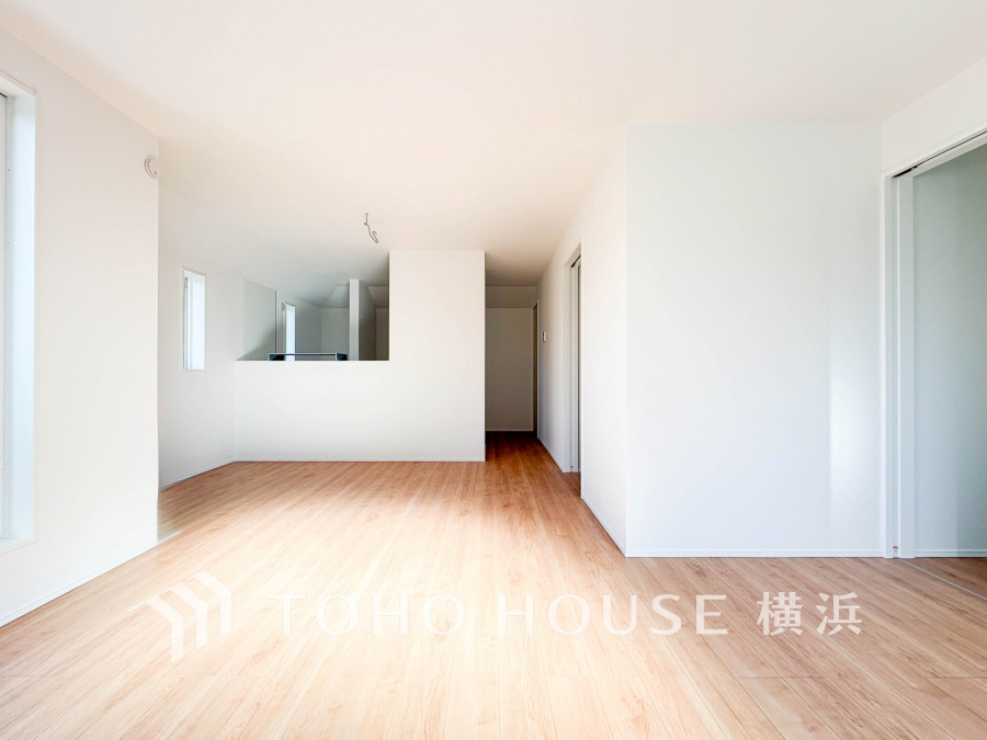 広々としたリビングダイニングは、シックでモダンな内装。落ち着いた雰囲気に包まれて、伸びやかな空間の中で、ゆったりと家族団らんのひとときを過ごせます。