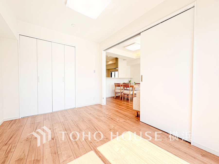 リビングに隣接した洋室は、引き戸を開け放してLDK空間を共有しながら開放的に使うこともできます。
