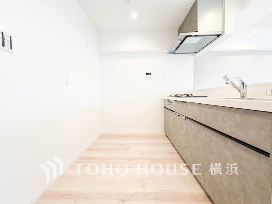 家族との対話を楽しめる対面キッチンの裏には大型の冷蔵庫やカップボードを配置しても充分な広さを確保しております。
