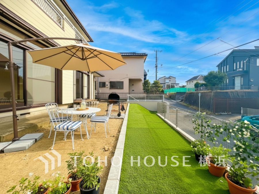 毎日の暮らしの中に癒しを与えてくれるお庭スペース。小さなお子様の遊び場にもちょうど良い空間です。ガーデニングで色とりどりの草花を綺麗に飾ればより一層華やかな空間になります。（装飾品はAI加工）