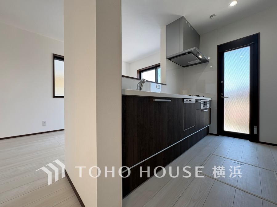 自然光の入る明るいキッチンは開放的な対面式。リビングにいるご家族との会話を楽しみながらお料理ができます。
