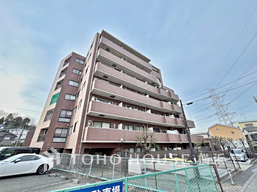 小田急線「鶴川」駅より平坦徒歩9分。お買い物施設も徒歩圏内で暮らしやすい立地です。