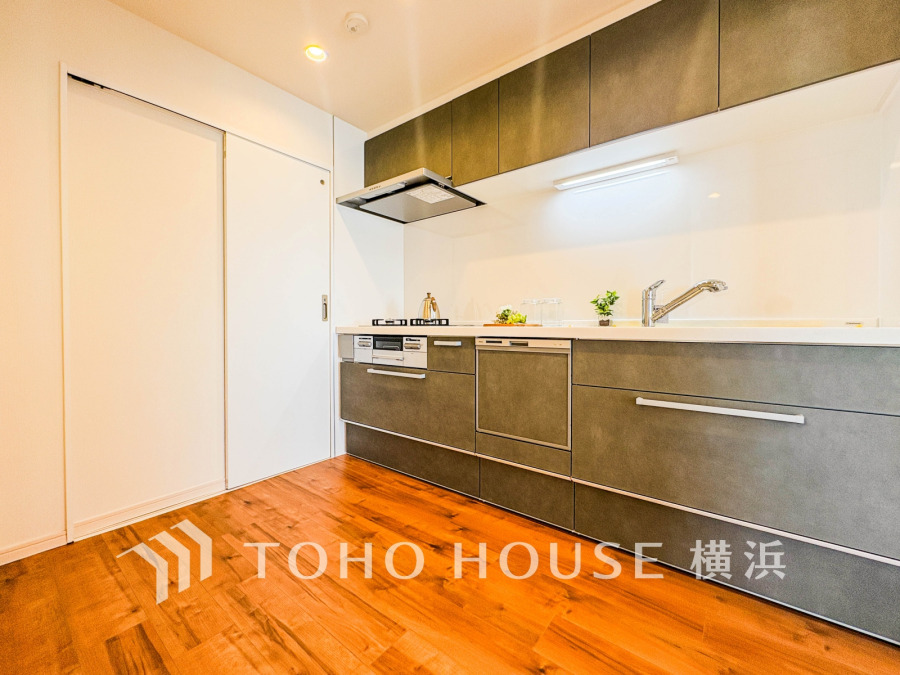 機能的なシステムキッチンは、日々の調理をスムーズにサポート。豊富な収納と広々とした調理スペースで、家族の食事作りも快適に楽しめます。