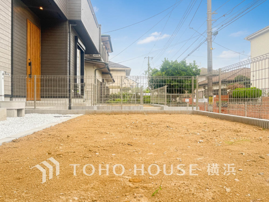 綺麗にデザインされたお洒落なお庭スペース。広さもあるのでお子様が遊んだり、ペットと戯れたりと楽しい時間を過ごせます。