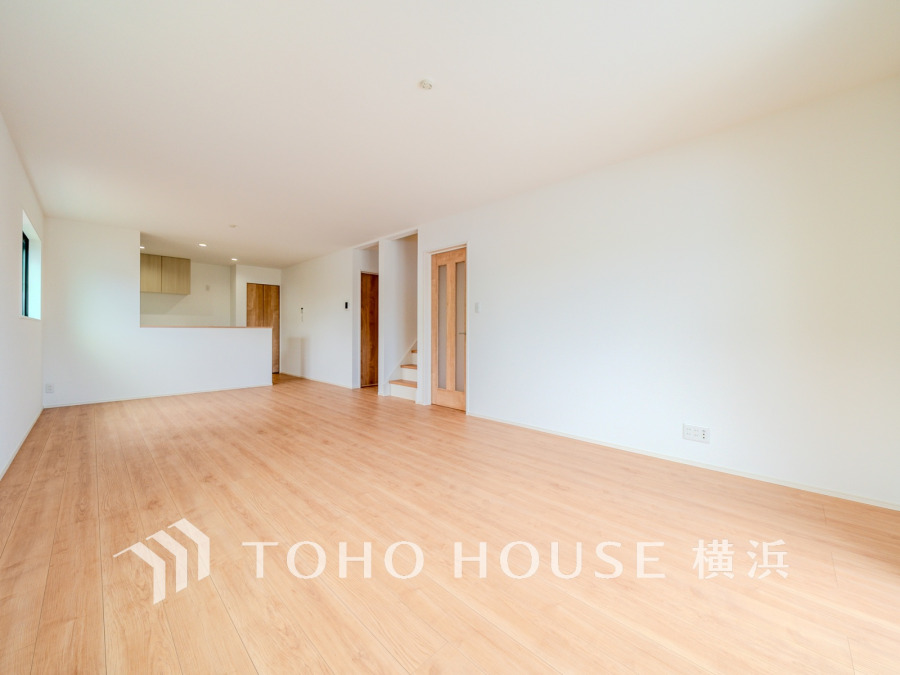 豊かな光が床材を照らしだすひと時、この場所には落ち着きと上質な空気感が流れます。ご家族やお友達との時間など、多くの時を刻む空間。何気なく過ぎる時でさえも上質なひと時となる快適な空間を目指して。
