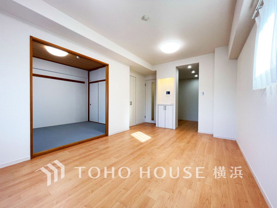 リビングは、家族と共有する生活圏。和室が隣接しており、明るく開放的な居住空間を提供します
