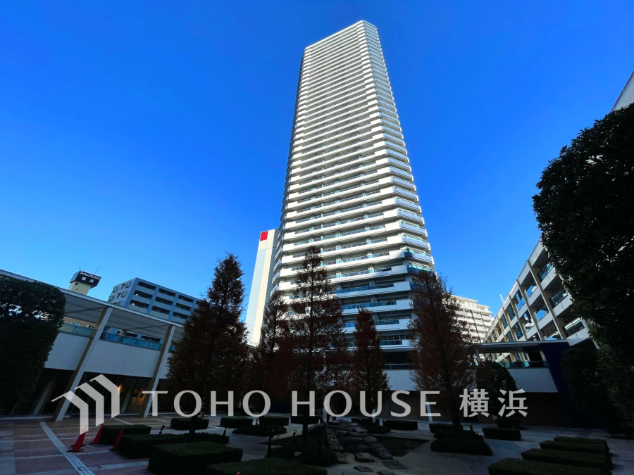 青空に映える高層タワーマンション。充実した共用施設と緑豊かな中庭が魅力の上質感溢れる都市型レジデンスです。