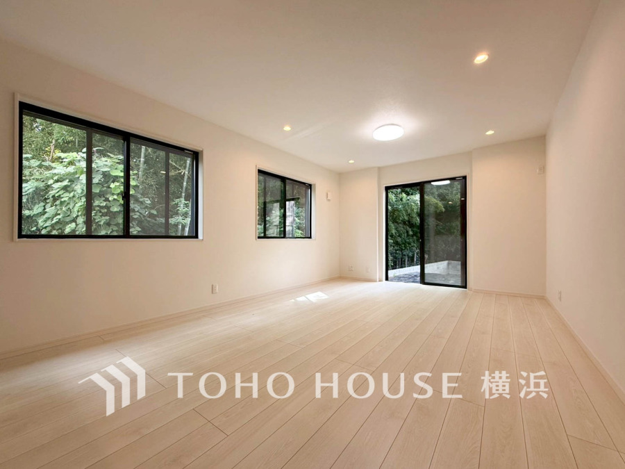 開放的な広さと2面採光がもたらす、光溢れ豊かな居住空間はこの住まいのクオリティを感じさせてくれます。豊かな時間が流れるこの場所に暮す喜び。