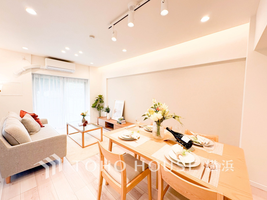 家族と過ごすひと時を溢れる光が優しく包み込むリビングダイニング。家族とともに、心穏やかに過ごすひととき。家族との時間、自分の時間を大切にできる空間がここにあります。