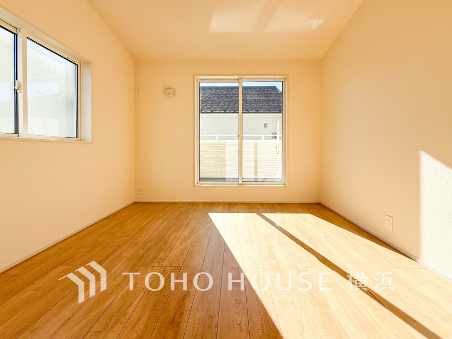 陽光がたっぷり差し込む明るい空間。シンプルで使いやすいフローリングの居室です。