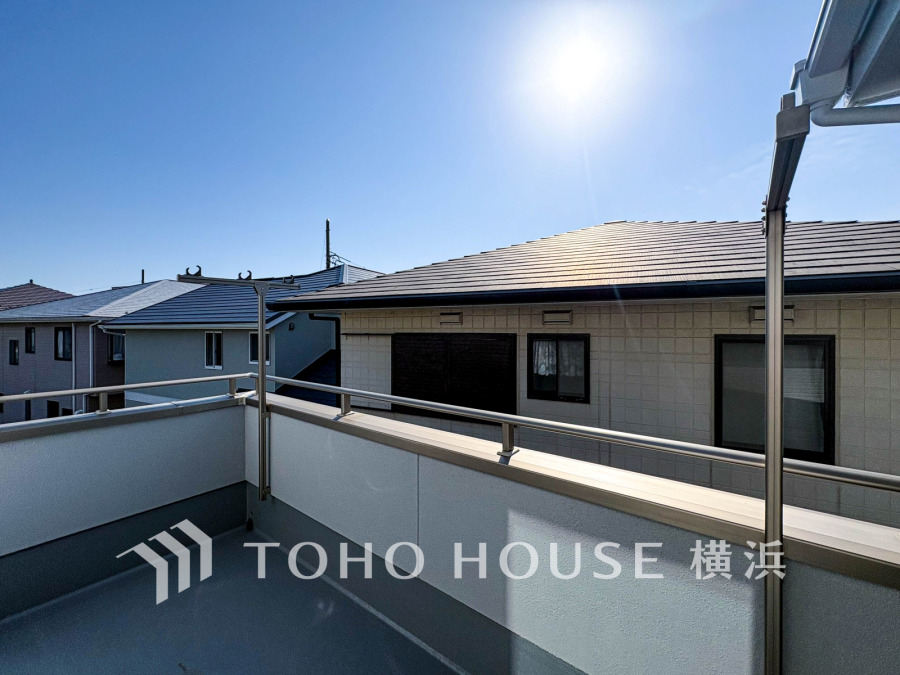 気持ちのいい空が見渡せる広いバルコニー。爽やかな風を感じて、心躍る素敵な暮らしがはじまります。