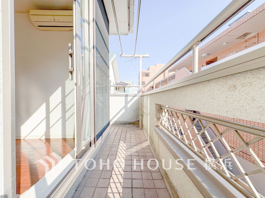 陽当たり良好なバルコニーは洗濯物干しやガーデニングに最適。開放感ある空間で快適に過ごせます。