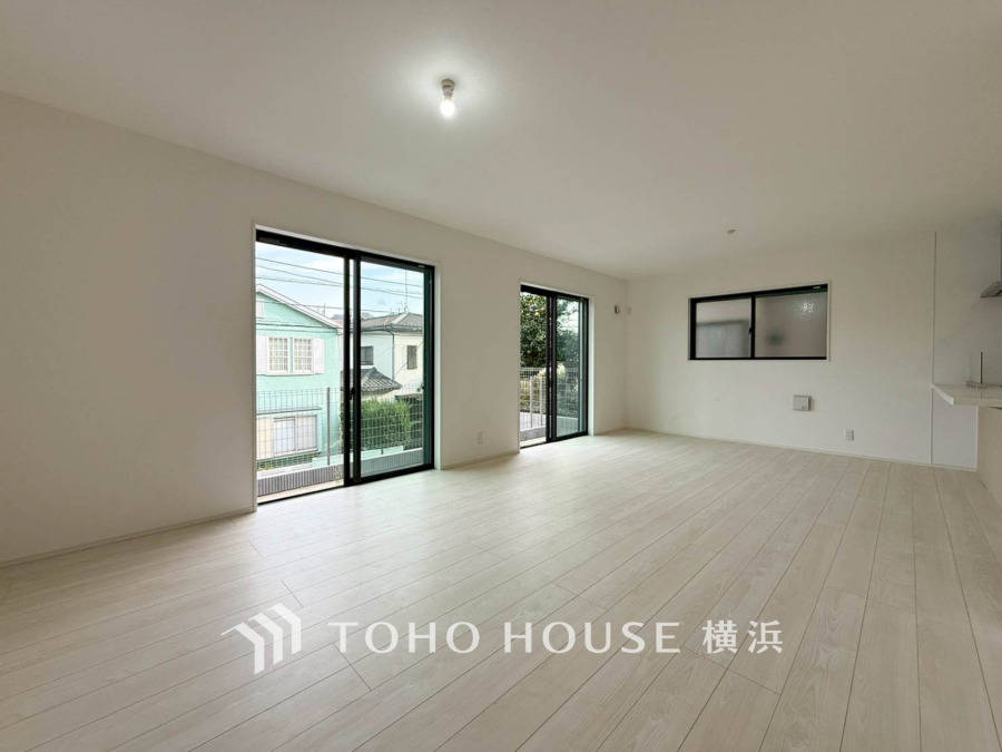 穏やかな時間の流れを楽しみ、寛ぎと笑顔が溢れるリビング。会話を楽しみ、ご家族の何気ない日常にいつもあたたかな幸せの花を添えます。