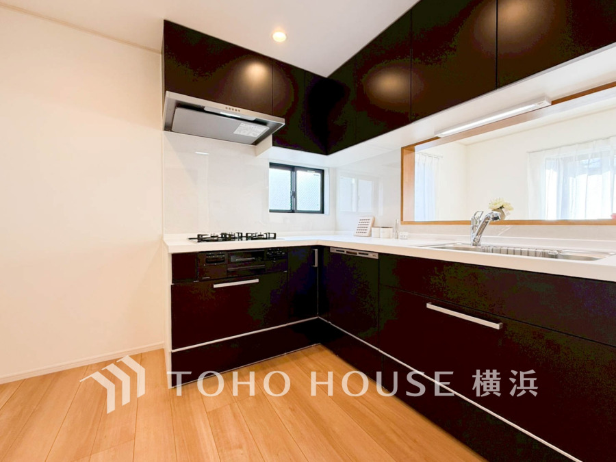 ご家族みんなで調理ができる位のスペースを実現したキッチン空間となっております。みんなで作った料理を召し上がりながらの会話は、どのような物になるのでしょうか。