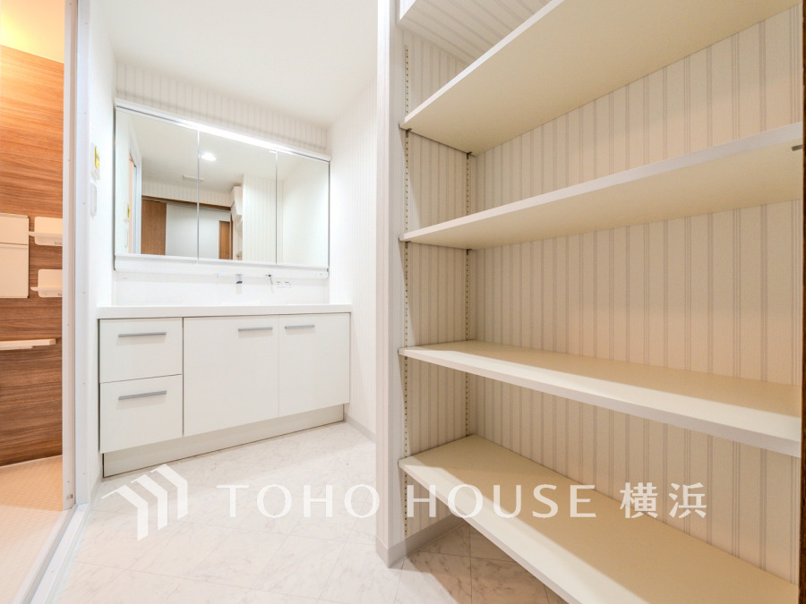 使いやすい機能が備えられた清潔感溢れる洗面空間。収納も充実しています。
