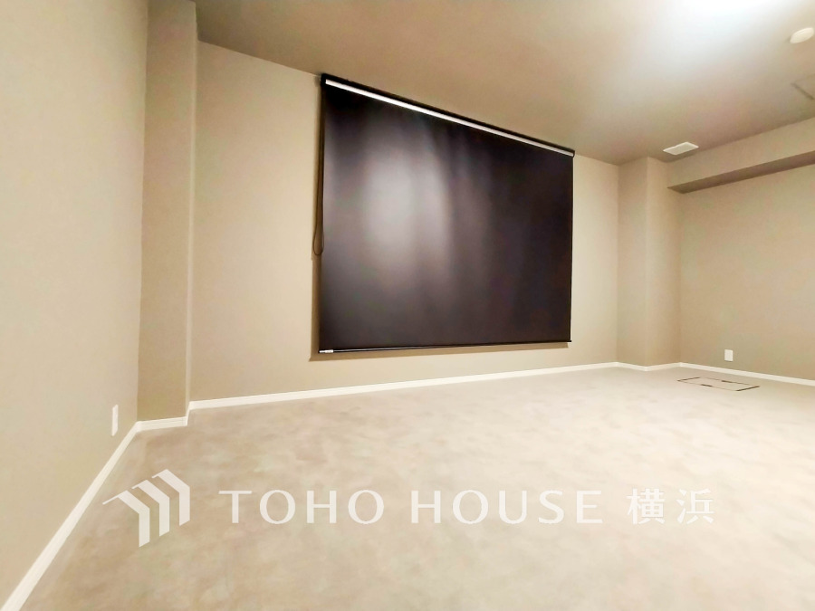 大型シアタールームは趣味の世界に没入できる快適なプライベート空間です。