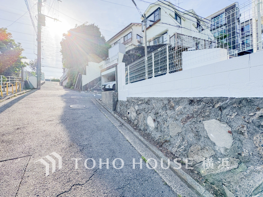 落ち着きのある閑静な住宅街に佇む邸宅。きっとここからご家族のかけがえのない想い出が作られることでしょう。