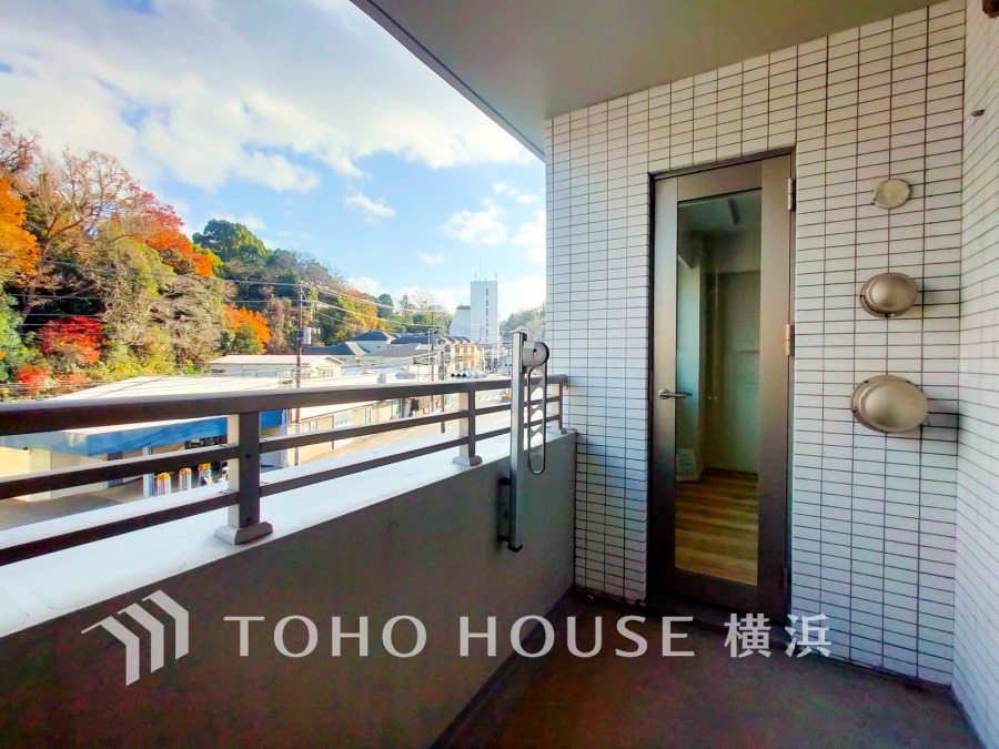 陽射しが心地よい広めのバルコニー。自然の景色を楽しみながら、ゆったりとした時間を過ごせます。