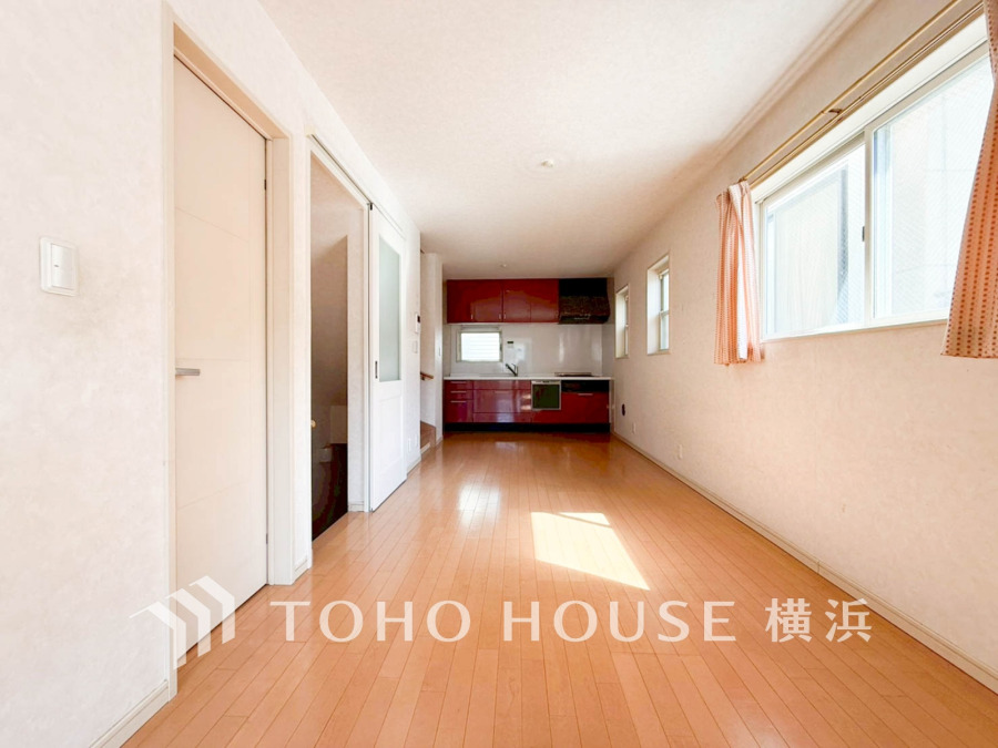 穏やかな時間の流れを楽しみ、寛ぎと笑顔が溢れるリビング。