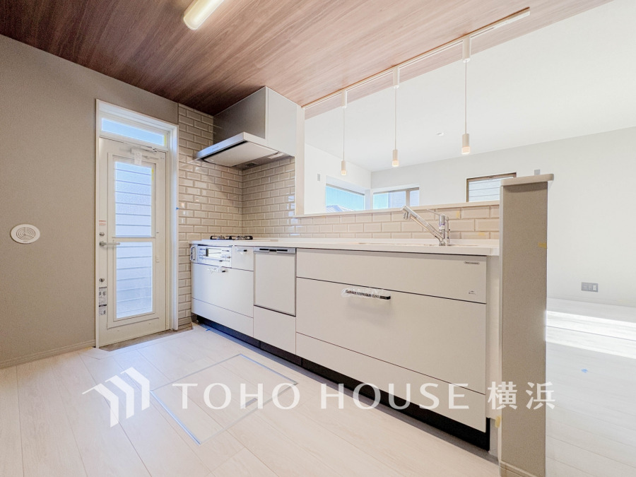 広く取られた対面キッチンは、リビングで寛ぐご家族と会話をしながらお料理が出来ます。高級感のあるカラーで空間をより上質な雰囲気にした、清潔感のあるデザインです。