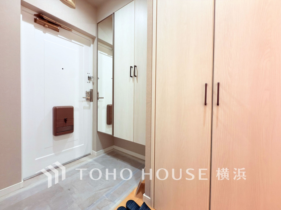 トールサイズのシューズボックスと物入付きで収納豊富な玄関です。