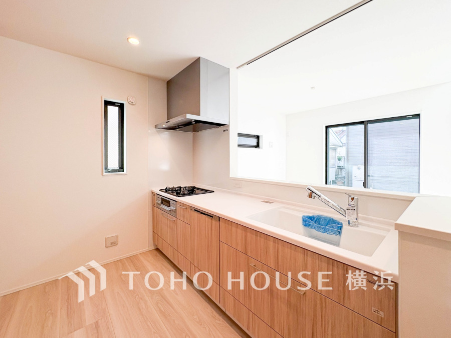 手元の収納から、足元の収納までが全てスライド式で、奥のスペースまで有効に活用できます。奥まで上から見渡せるので、たまにしか使わない調理器具もサッと取出せます。