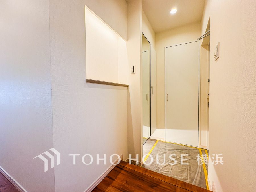 毎日の「いってきます」「ただいま」を明るく迎える玄関。姿見付き収納で、家族みんなのお出かけ準備もスムーズに。お気に入りの小物を飾って、個性を演出してみませんか？