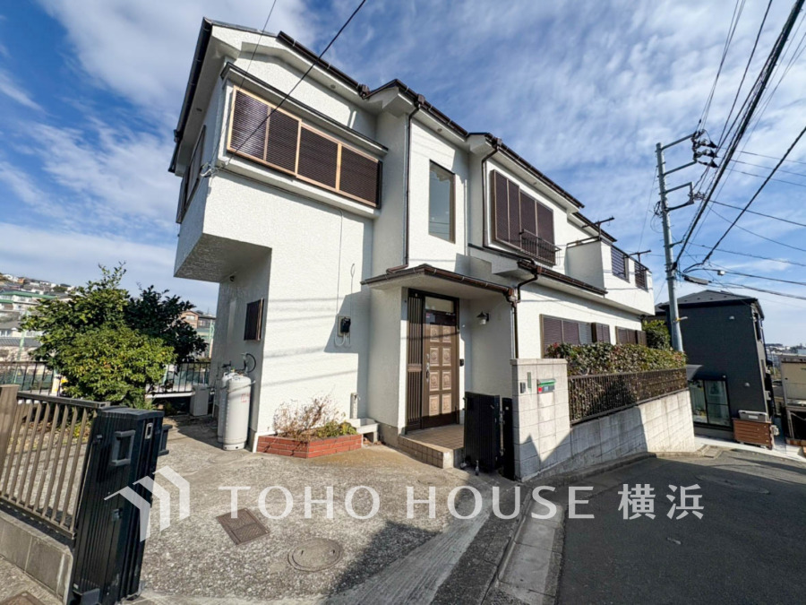 陽当たり良好な角地に建つ、開放感あふれる2階建て住宅。静かな住宅街で快適な暮らしを実現します。