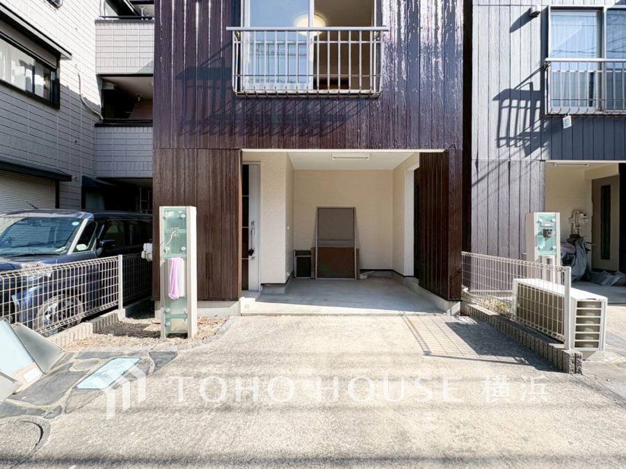 カースペースもしっかり確保されています。ビルトインタイプで雨の日も濡れずに家に入りやすいです。駐車可能な車のサイズについては担当者にご確認ください。