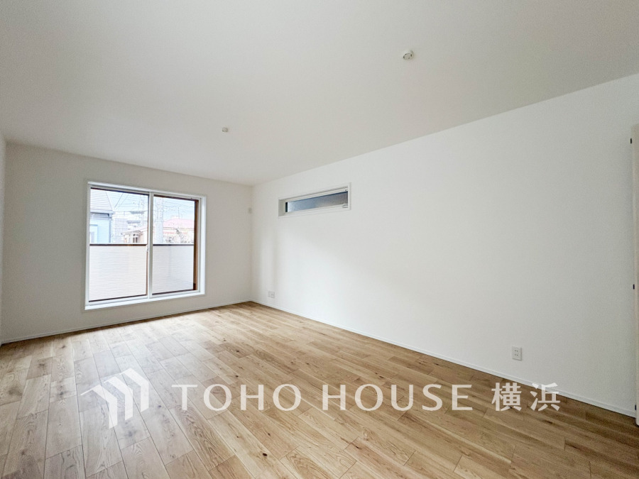 和やかで洗練された空間の演出。寛ぎとコミュニケーションを育む居心地のよい場所。やわらかな陽射しが降り注ぎ、室内に開放感と爽快感をもたらします。