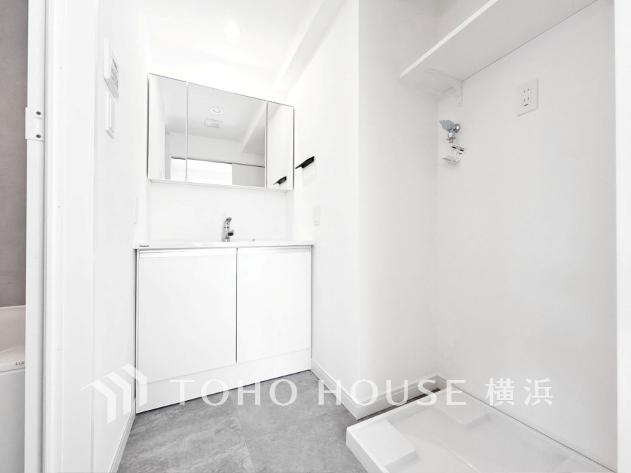 新規交換された洗面化粧台は美しく使いやすい機能が備えられています。